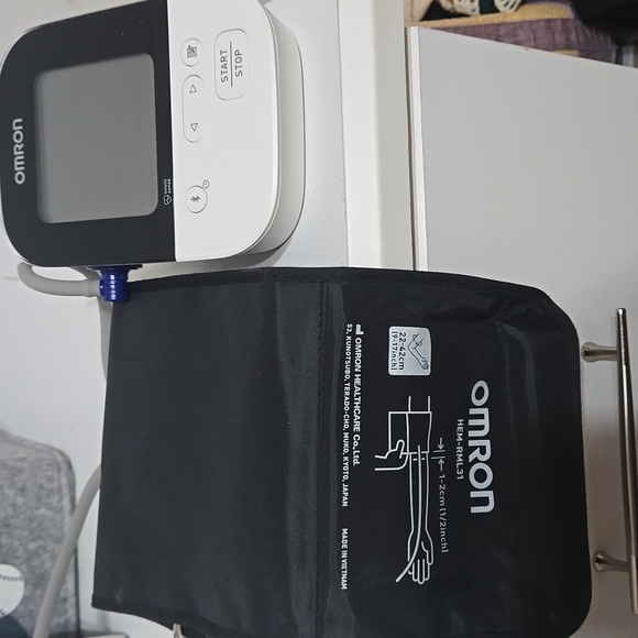 Omron 5 Series Wireless Upper Arm Blood Pressure Monitor - BP7250 - Picture 6 of 6